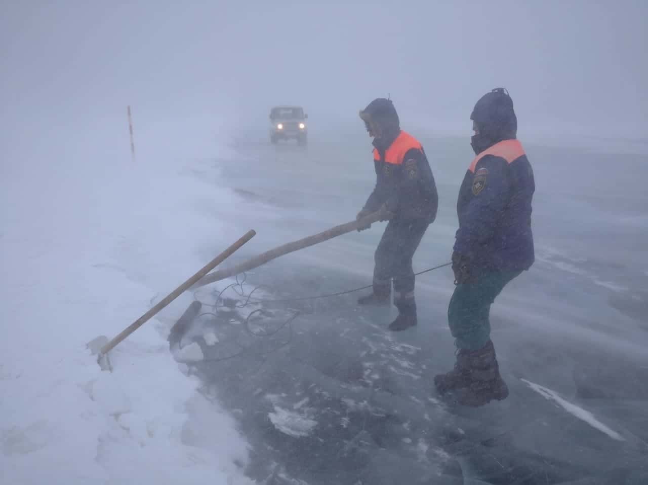 Десятки иркутских поселков остались без электричества из-за снежной метели