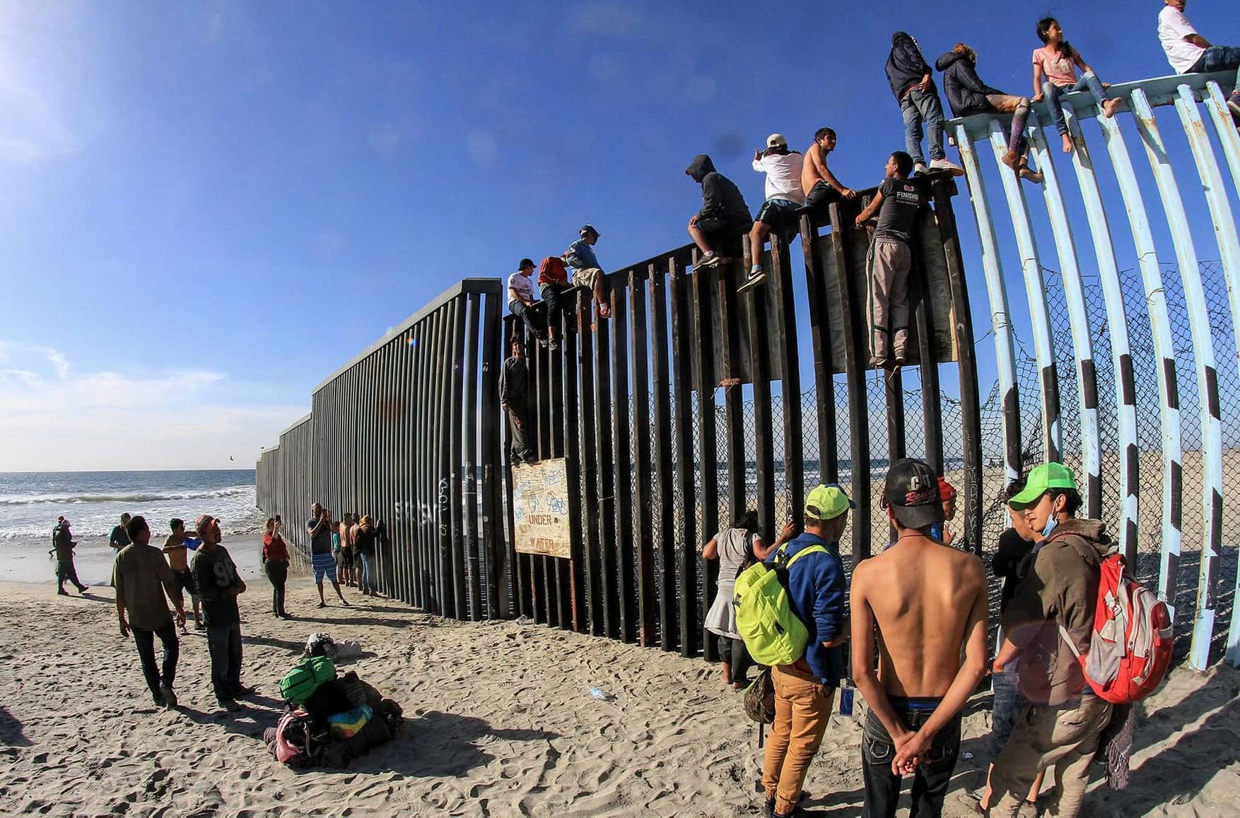 Through prisons to the stars. How Russians flee to the United States through Mexico