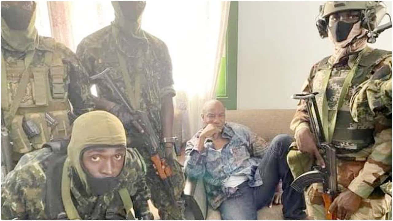 Жители Гвинеи празднуют на улицах арест президента. Ранее он изменил Конституцию, чтобы «обнулить» свои сроки