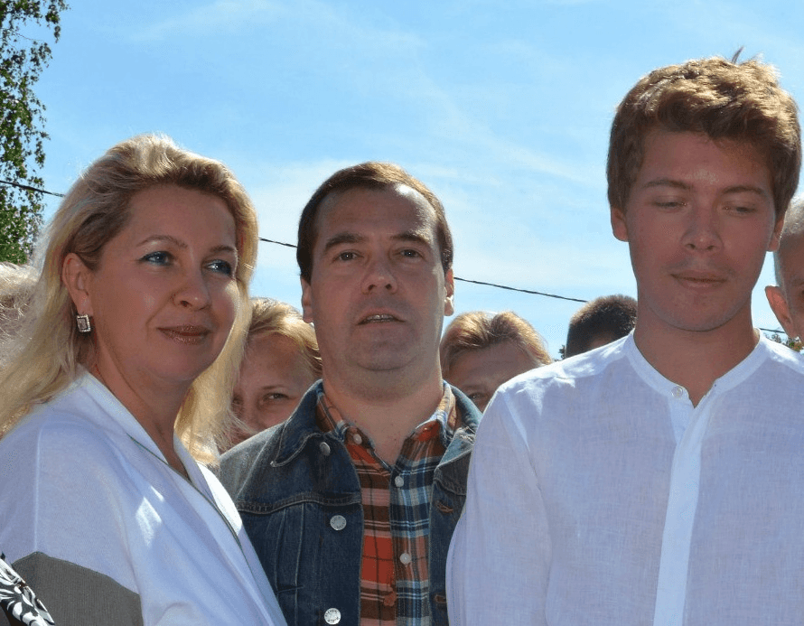 Медведев устроил сына в компанию Юсуфова — новое доказательство коррупционной связи с олигархом, до сих пор избегающим санкций