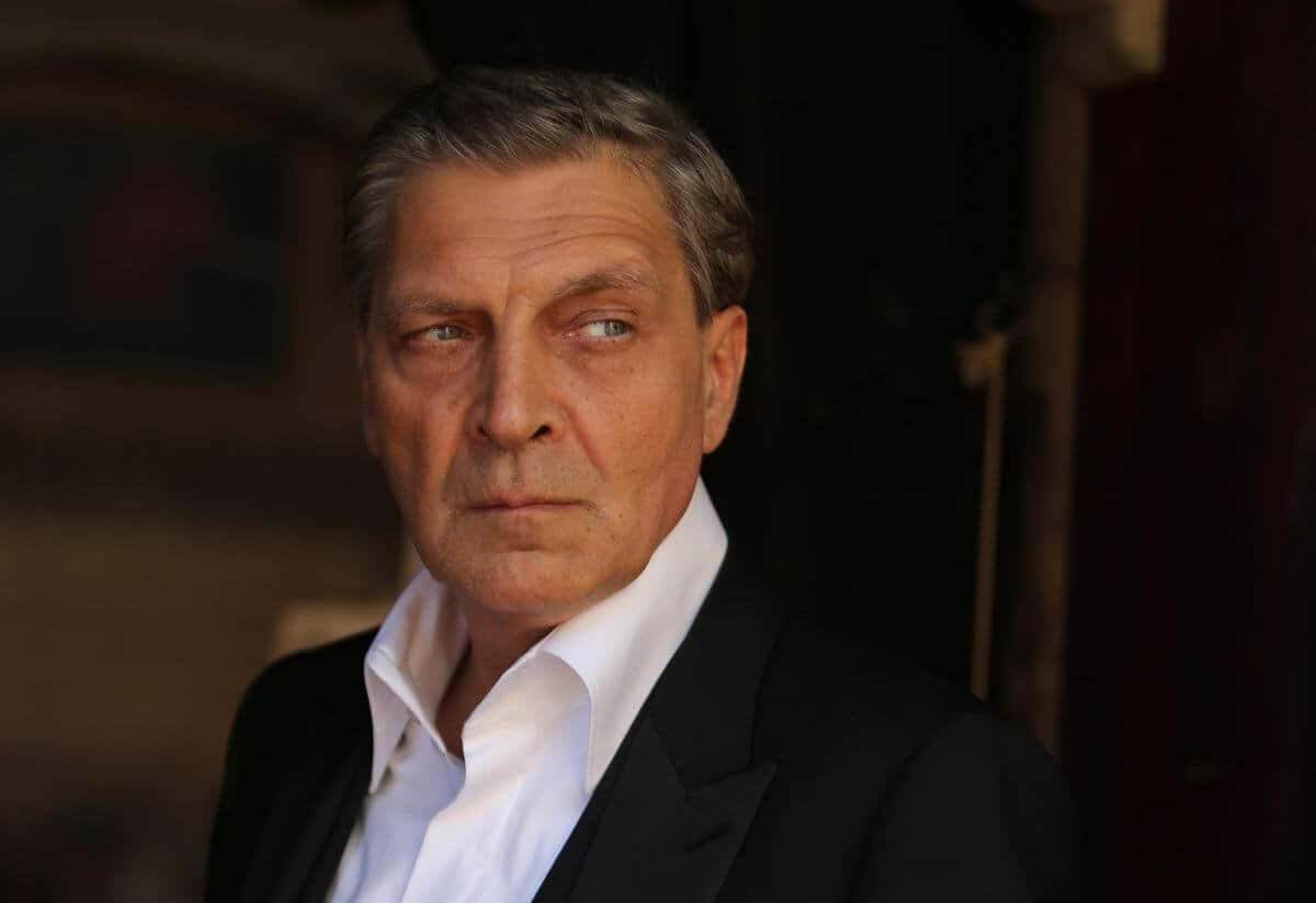 Дачу Александра Невзорова в Санкт-Петербурге арестовали. Он заявил, что из дорогого там находятся «очень старый жеребец, собака и книги»