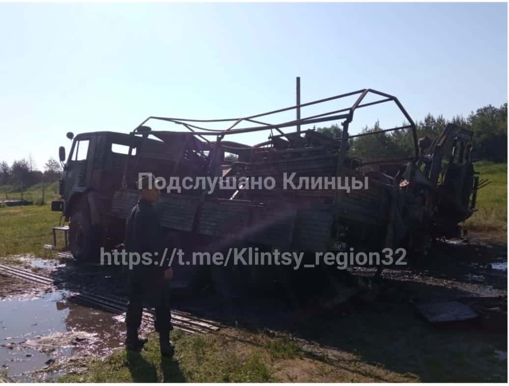 На военной базе в Брянской области сгорела техника, прибывшая с войны. Во время пожара были слышны взрывы — очевидцы