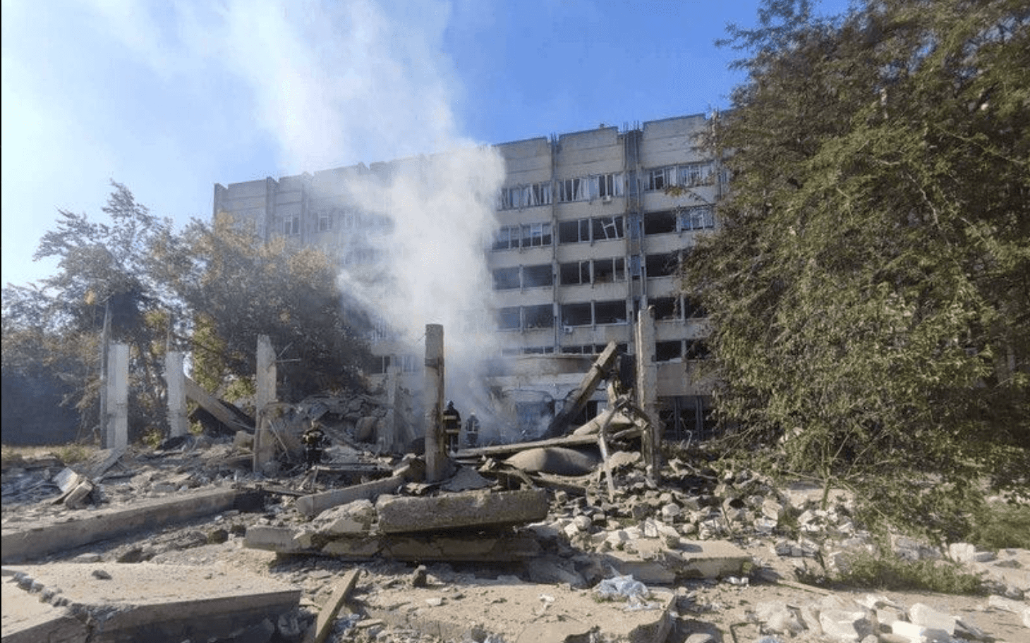 Россия вновь ударила по Николаеву, ракеты попали в два университета. Видео