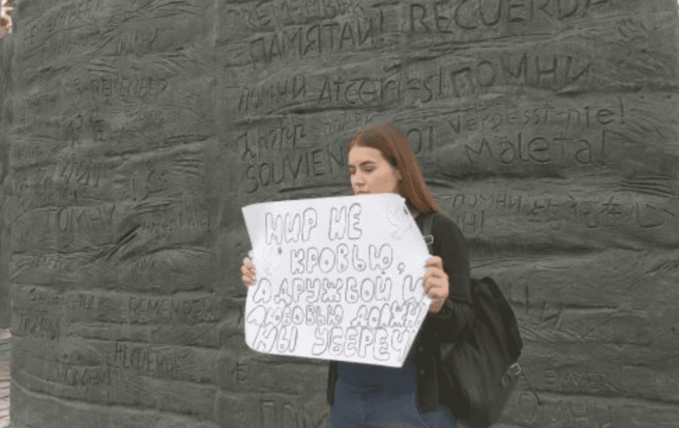 В Москве задержали восемь человек за возложение цветов к «Стене скорби»