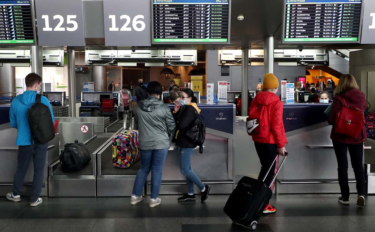 В аэропорты России поступили списки подлежащих мобилизации, по которым не выпускают людей — The Bell