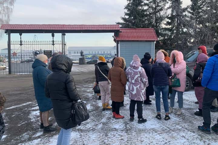 Родственники заключенных новосибирской ИК-14 потребовали остановить вербовку на войну. Им запретили звонки и свидания с близкими 