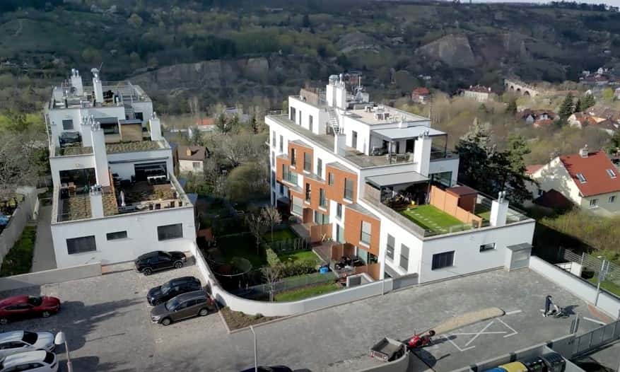 Alexei Navalny’s ACF uncovers family of Russian cruise missile corporation chief as owners of elite real estate in Czech Republic