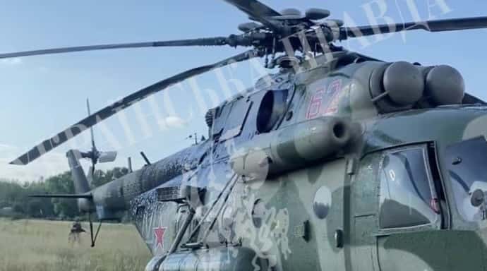 Спецслужбы Украины заявляют, что им удалось выманить из РФ вертолет Ми-8 вместе с пилотом. Российские источники пишут, что он заблудился