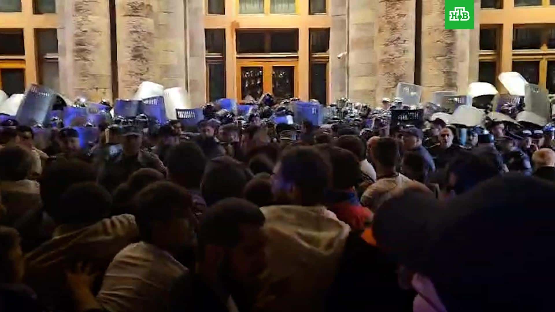 В Ереване столкновения с полицией. Пропагандистка Симоньян призывает к протестам, а Путин хвалит Пашиняна за преодоление эскалации