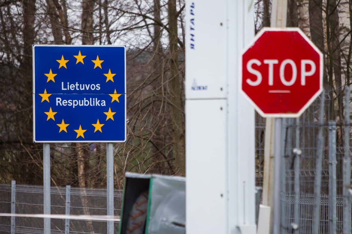Машины с российскими номерами, въехавшие в Литву до 11 сентября, должны покинуть страну в течение полугода — заявление таможни