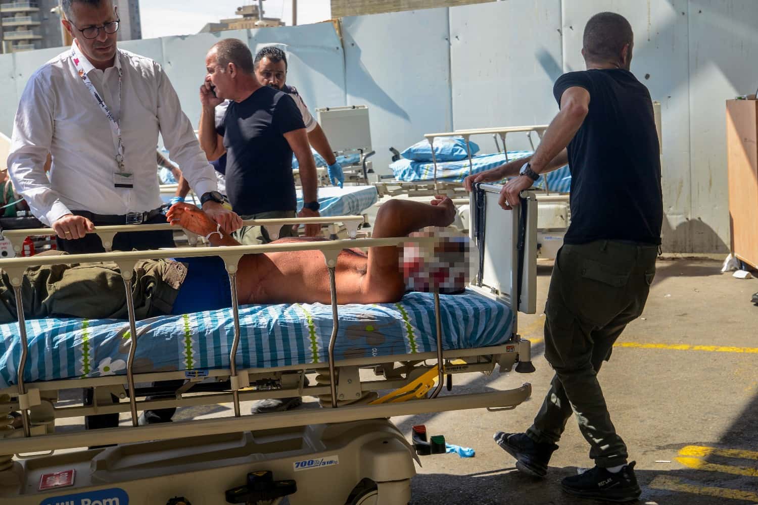 Глава Минздрава Израиля заявил, что отказывается лечить в госбольницах раненых боевиков ХАМАС. Их увезли в тюремные больницы 