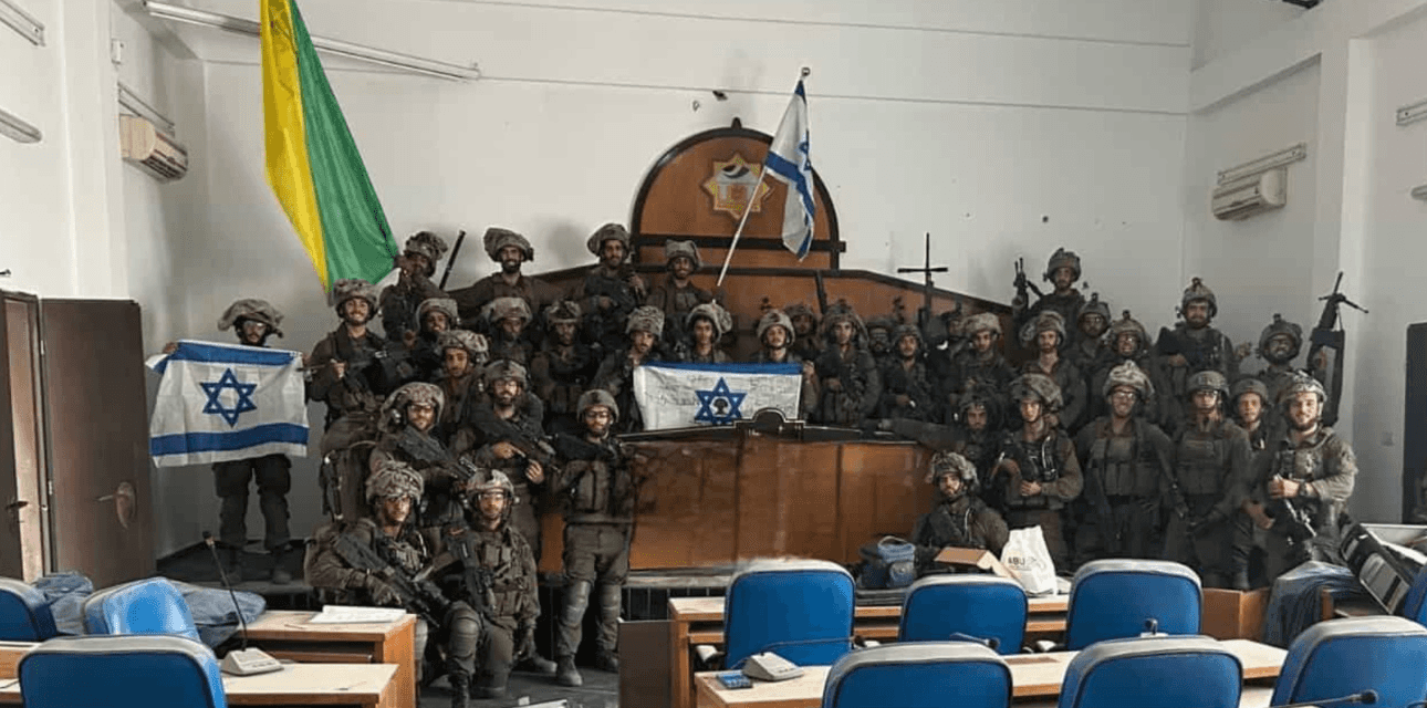 Израиль заявил, что ХАМАС потерял контроль над Газой. В сети появилось фото с военными Израиля якобы в здании законодательного совета ХАМАС