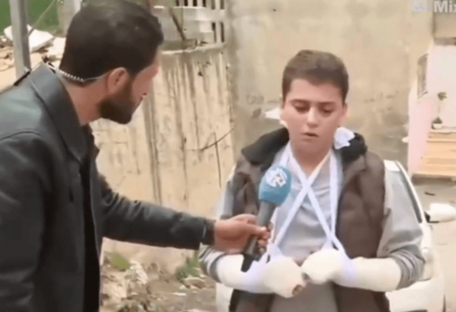 Телевидение Газы показало отпущенного Израилем подростка с переломами рук. Но на видео его освобождения его руки целы
