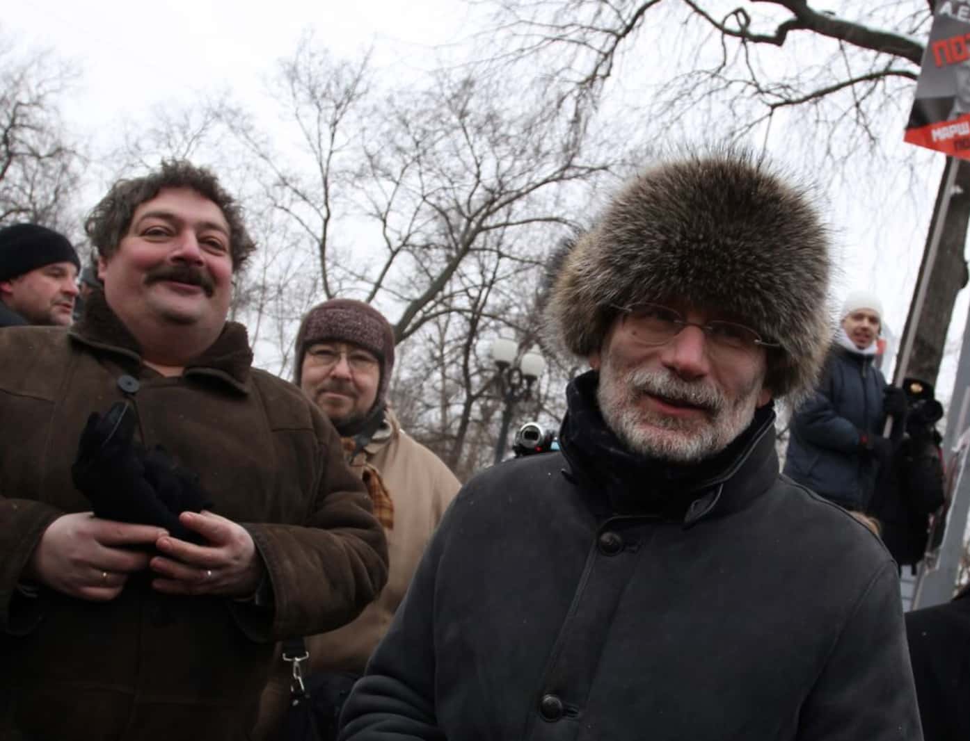 «Запретить книгу невозможно». Быков и Акунин отреагировали на снятие c выпуска и продажи их книг