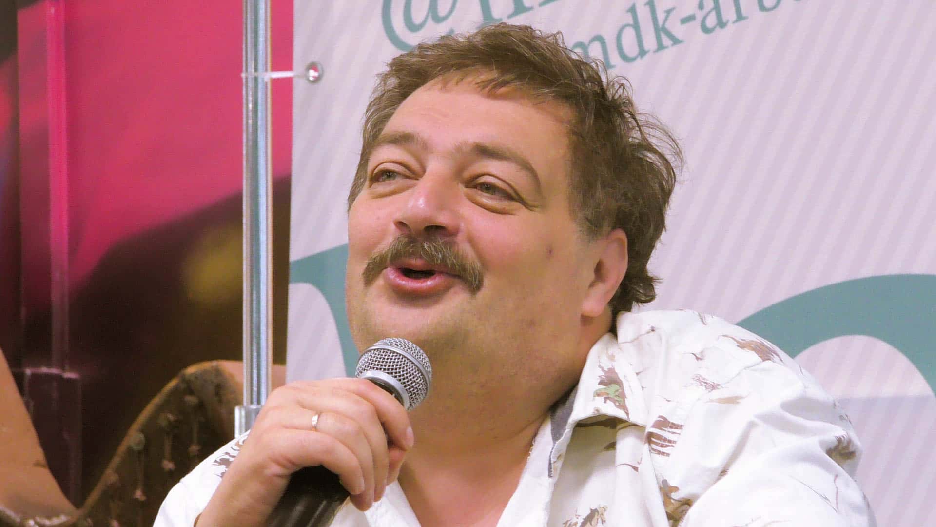 На писателя Быкова составили протокол об участии в деятельности «нежелательной» организации из-за интервью Гребенщикова