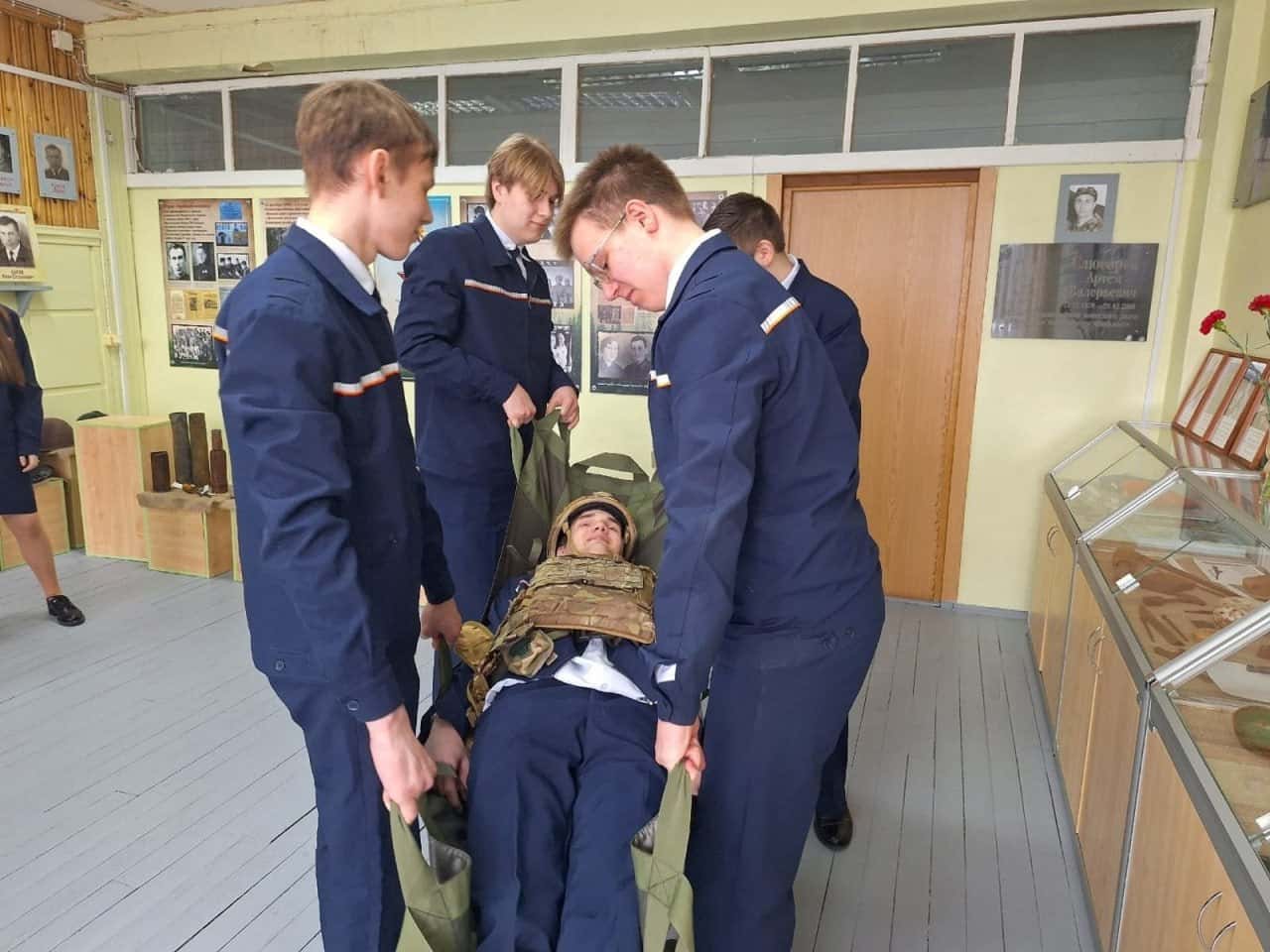 Участник войны в Украине дал примерить школьникам бронежилеты с нашивками «Груз 200 мы вместе» и «Мой гроб еще шумит в лесу»