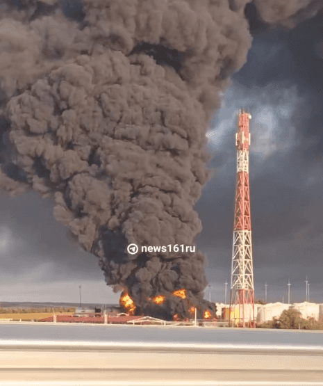 Украинские БПЛА атаковали еще один нефтекомбинат в Ростовской области — «Атлас». Нефтебазу в Пролетарске не могут потушить уже десять дней