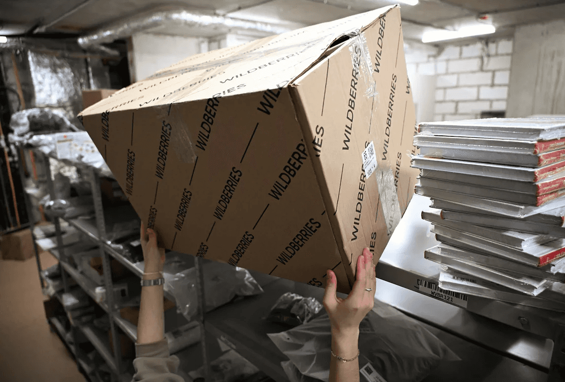 Доля Китая в общих расчетах продавцов российских маркетплейсов за год упала на 16% из-за санкций 