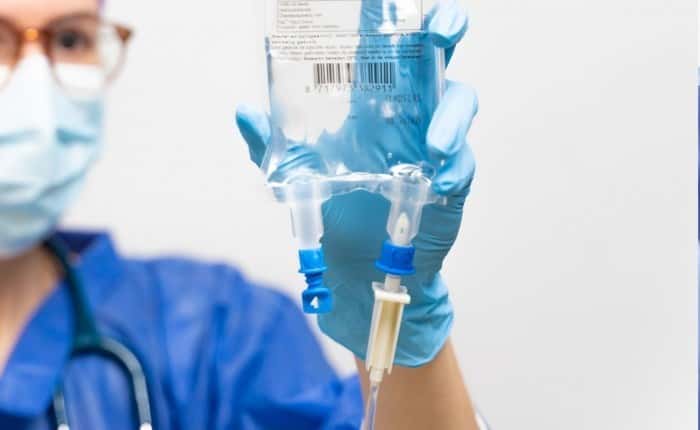 Врачи в реанимациях российских больниц начали экономить на капельницах из-за дефицита физраствора. Обещанные Минздравом меры недостаточны