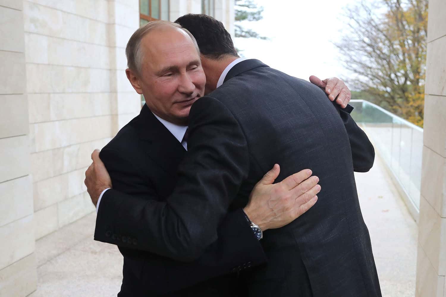 Асад перед побегом убедил военных, что помощь уже в пути, бросил родных и уехал в аэропорт. Жена и дети уже ждали его в Москве — Reuters