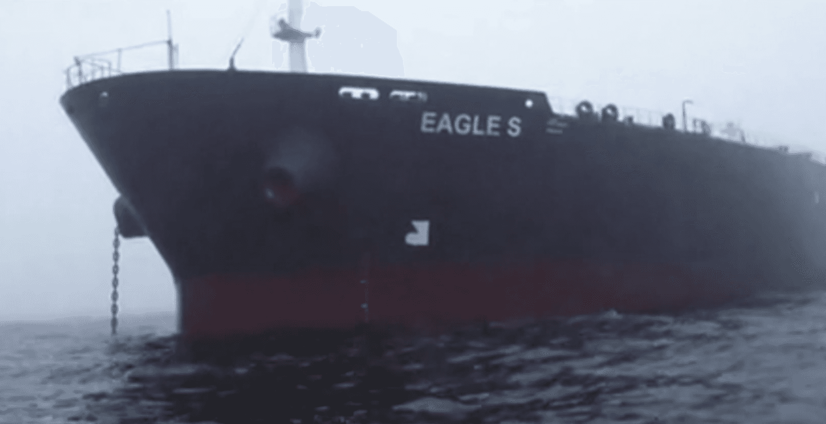 Танкер Eagle S, предположительно из «теневого флота» РФ, который подозревают в обрыве кабеля, стоит в Финском заливе без одного якоря