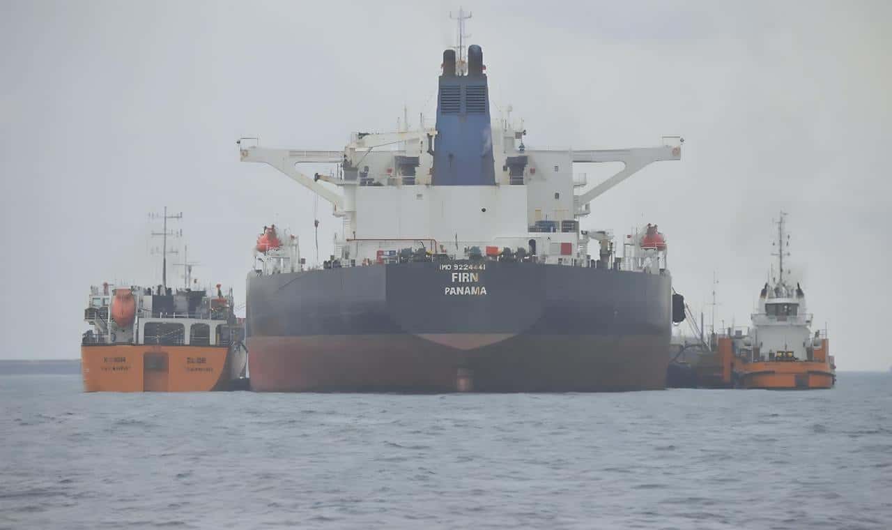 Один из танкеров, разливших мазут в Керченском проливе, должен был передать груз морскому танкеру из теневого флота России — экологи