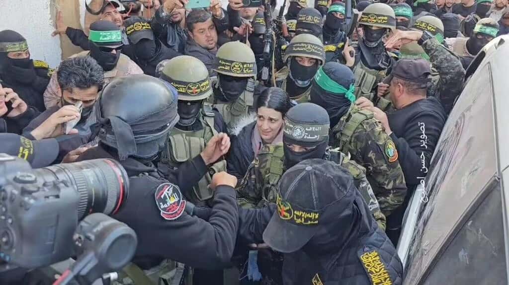 Восемь заложников палестинских исламистов, которых должны были отпустить боевики 30 января, переданы Израилю