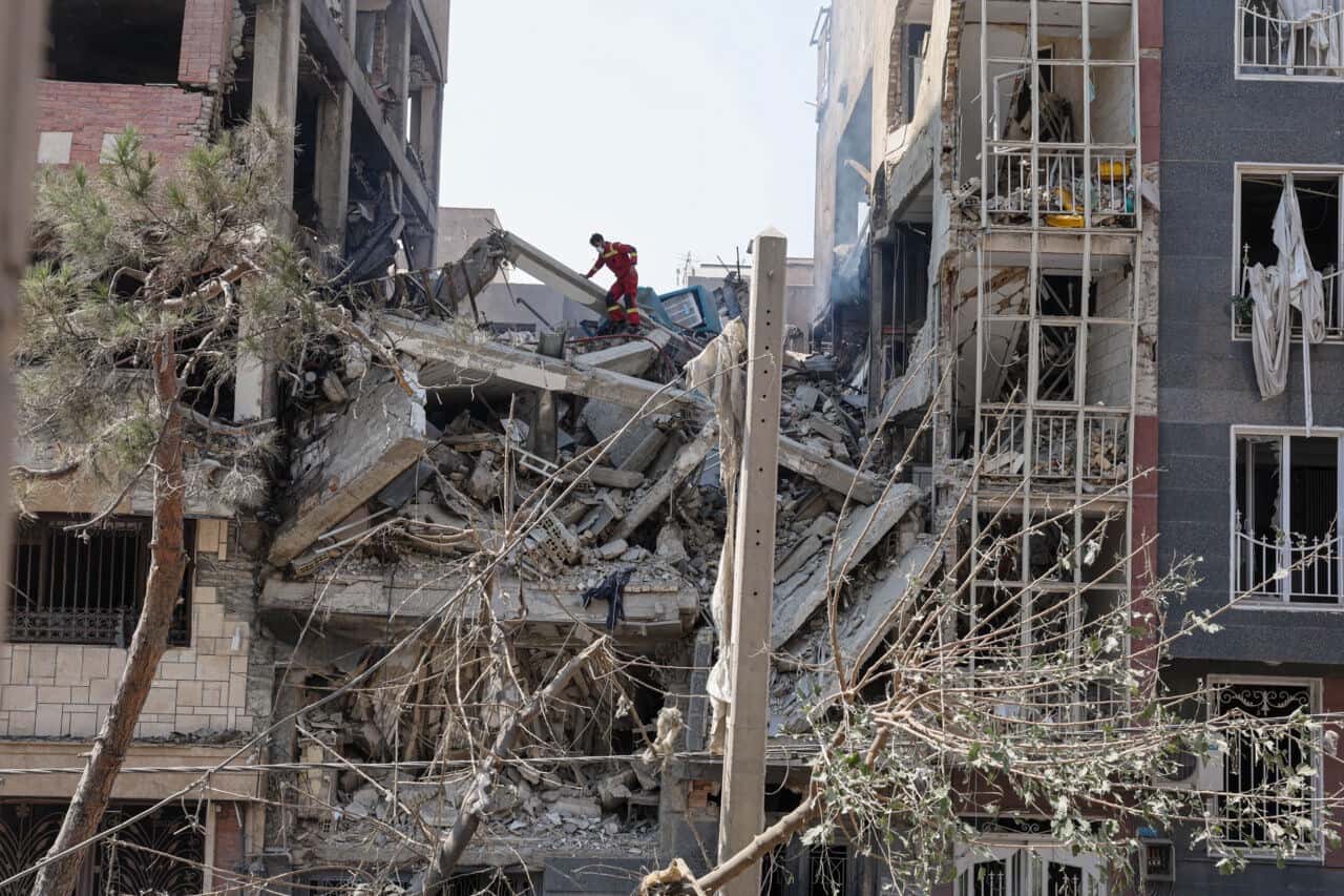 Около 60 человек погибли в результате авиаудара Израиля по жилому комплексу в Тегеране, связанному с Минобороны — иранское TV