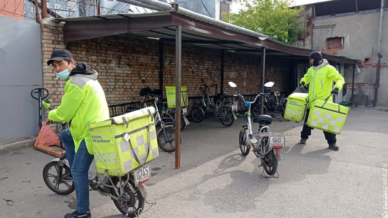 Власти Петербурга запретили мигрантам работать курьерами и таксистами