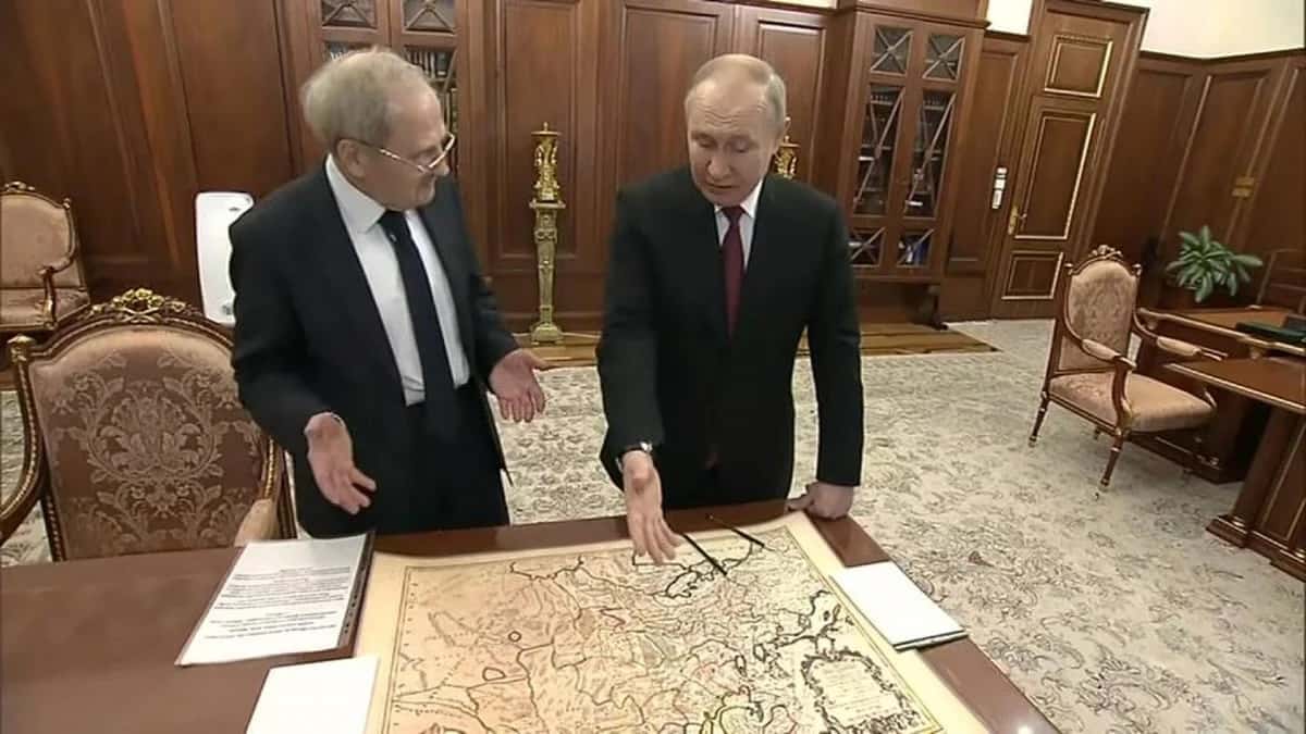 Путин поручил разработать единый учебник по географии. «В авторитарных режимах география — это проекция идеологии на территорию» — географ