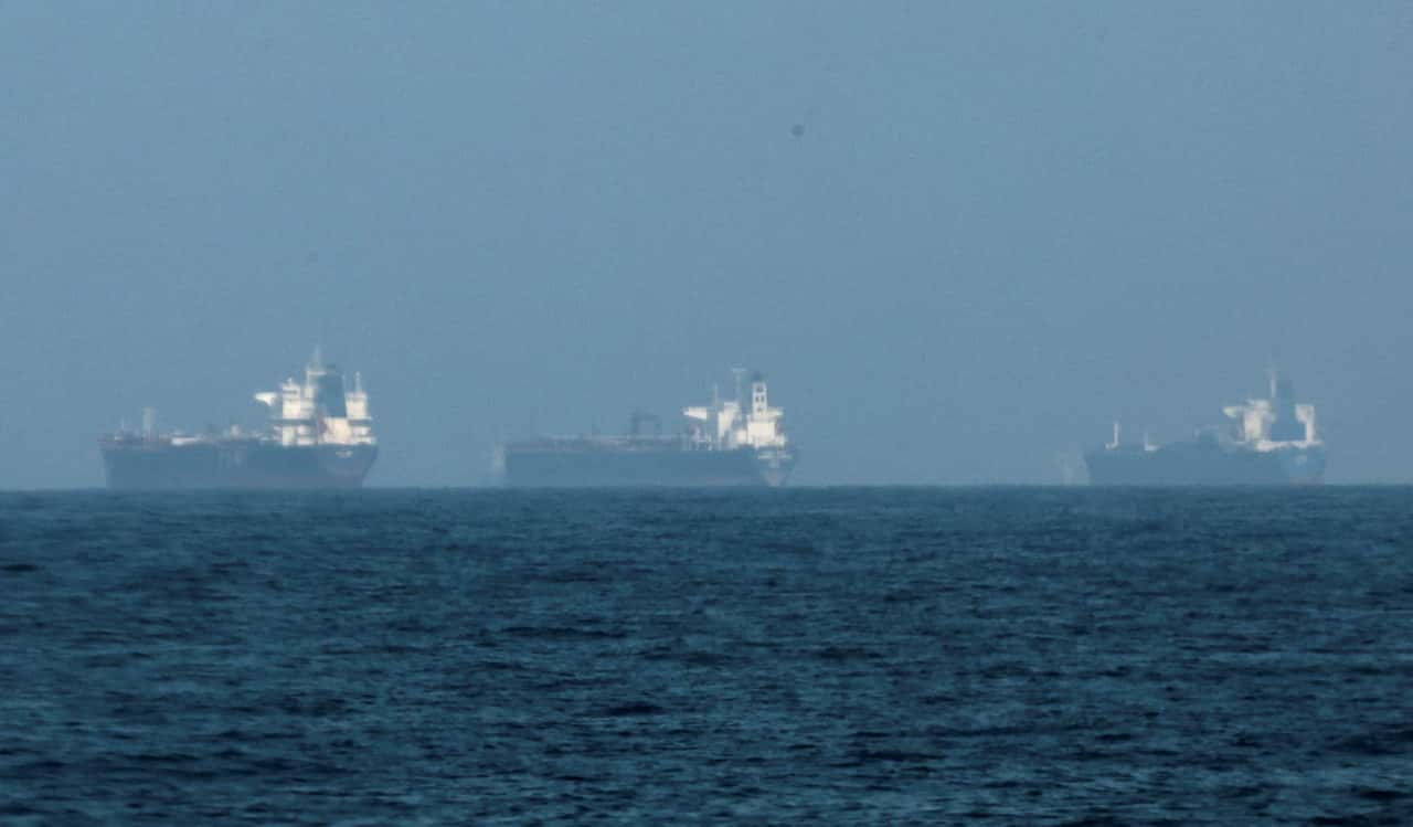 КСИР утверждает, что полностью контролирует Ормузский пролив. На входе в него скопились десятки танкеров