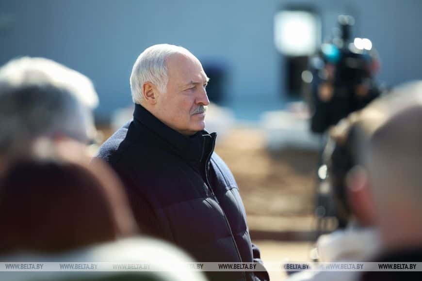 «А чтобы не бахнул “Орешник”, вы к нам не лезьте» — Лукашенко заявил, что Беларусь купила у России ракетные комплексы «Орешник»