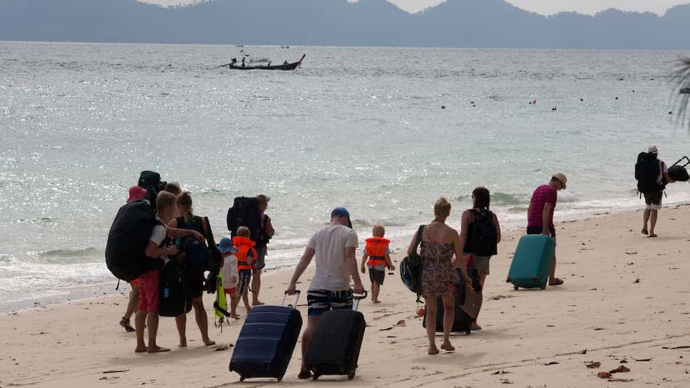 "Нас даже не пустили в аэропорт. А из посольства так никто и не связался" - застрявшая в Индии российская туристка