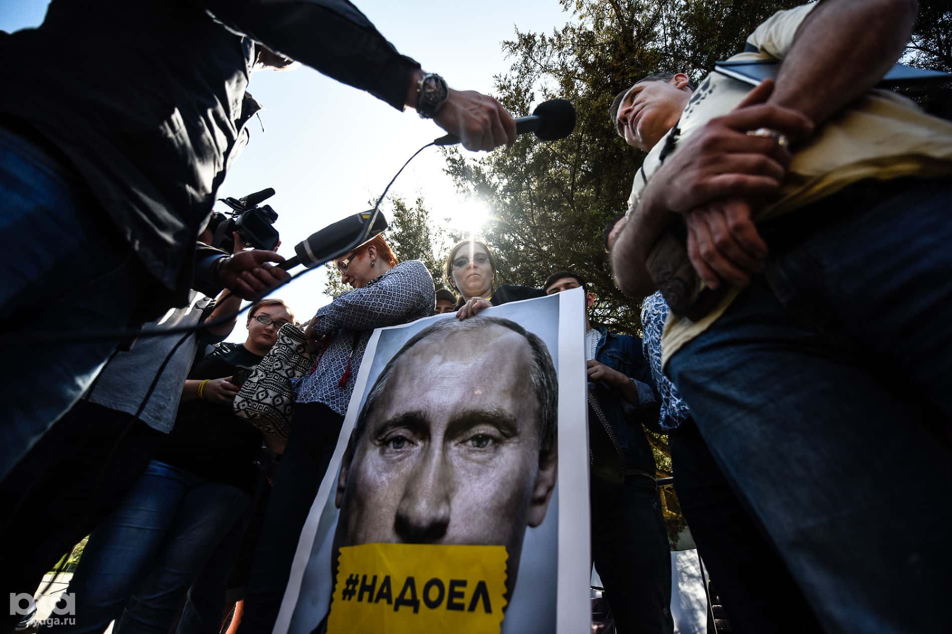 «Путин и его банда должны знать, что они не навсегда». Что россияне отвечают в соцопросах об отношении к власти