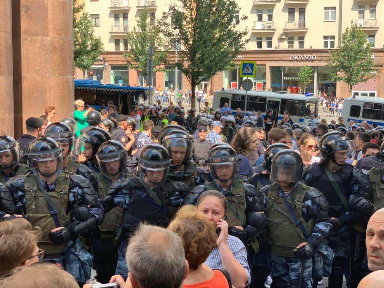 На акции за свободные выборы в Москве задержаны уже 140 человек