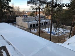The windows in the personnel house are arranged in a way that prevents anyone inside from observing the mansion