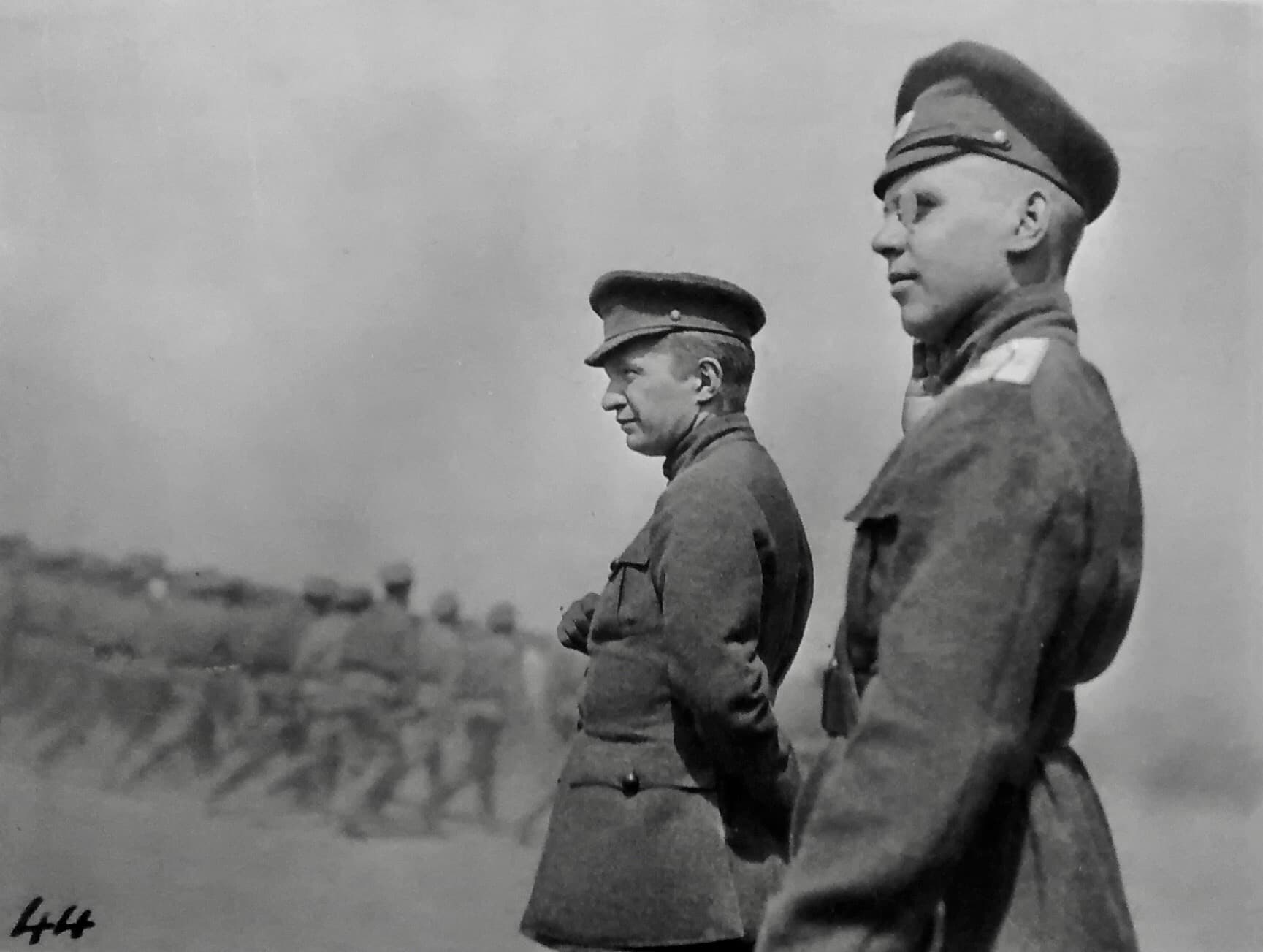 Керенский наблюдает за войсками на фронте. Лето 1917 г.