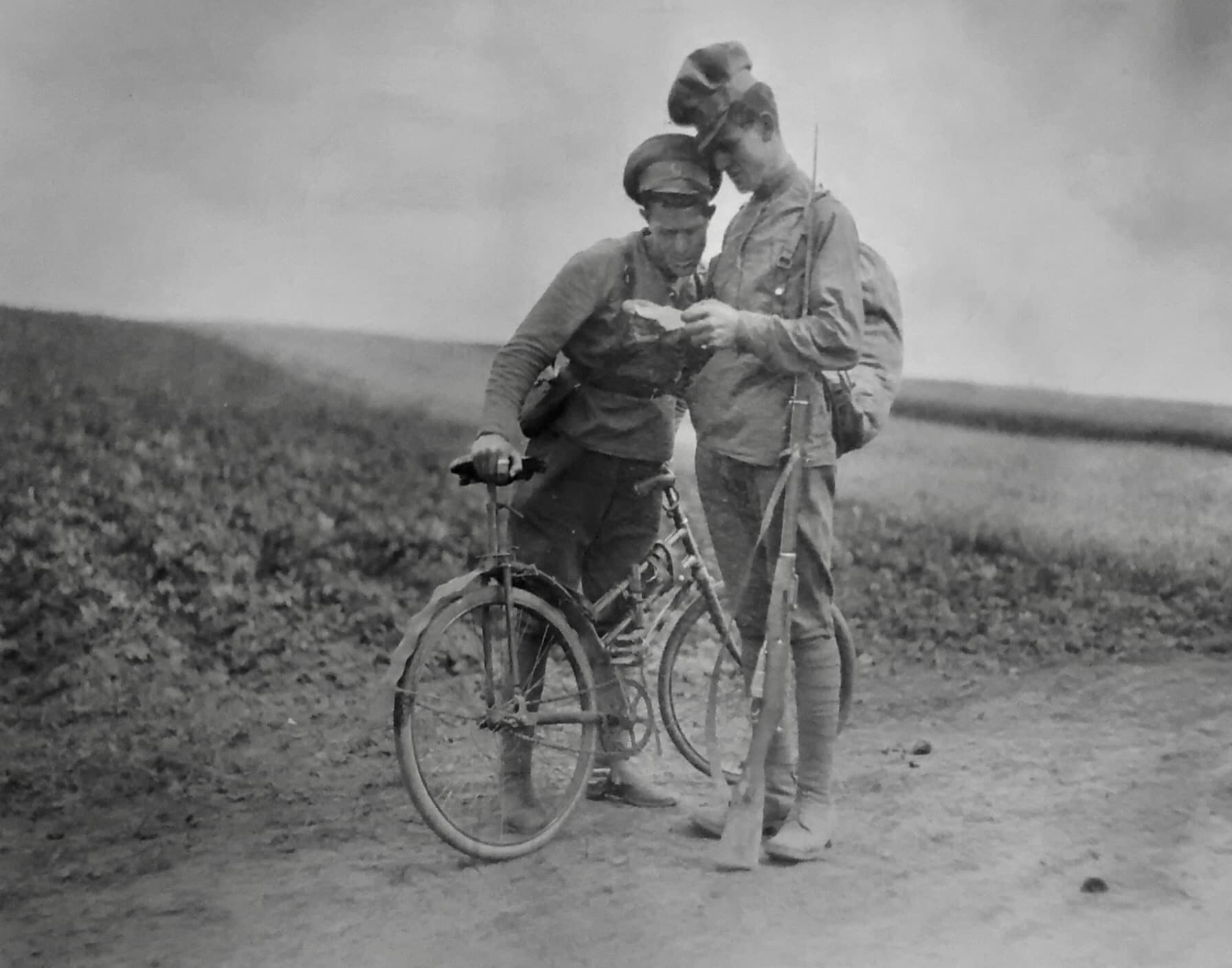 Офицер проверяет документы у дезертира. Около Могилева, 1917 г.