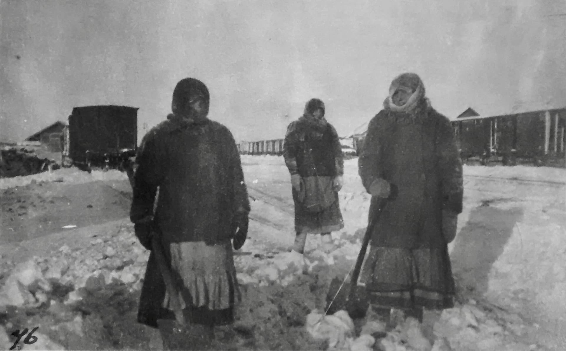 Женщины убирают снег на железной дороге. Под Красноярском.