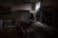 Один из немногих магазинов, все еще работающих без электричества в Бахмуте