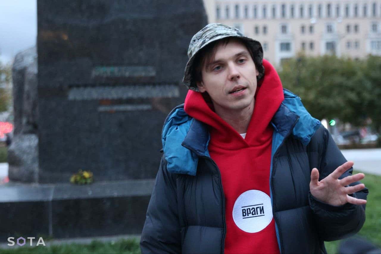 В Москве силовики избили участников поэтической акции против мобилизации. Одного из них изнасиловали гантелью — «Новая газета. Европа»