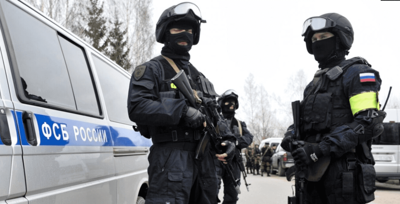 В Петрозаводске 18-летнего студента задержали по подозрению в госизмене. Он якобы агитировал россиян переходить на сторону Украины