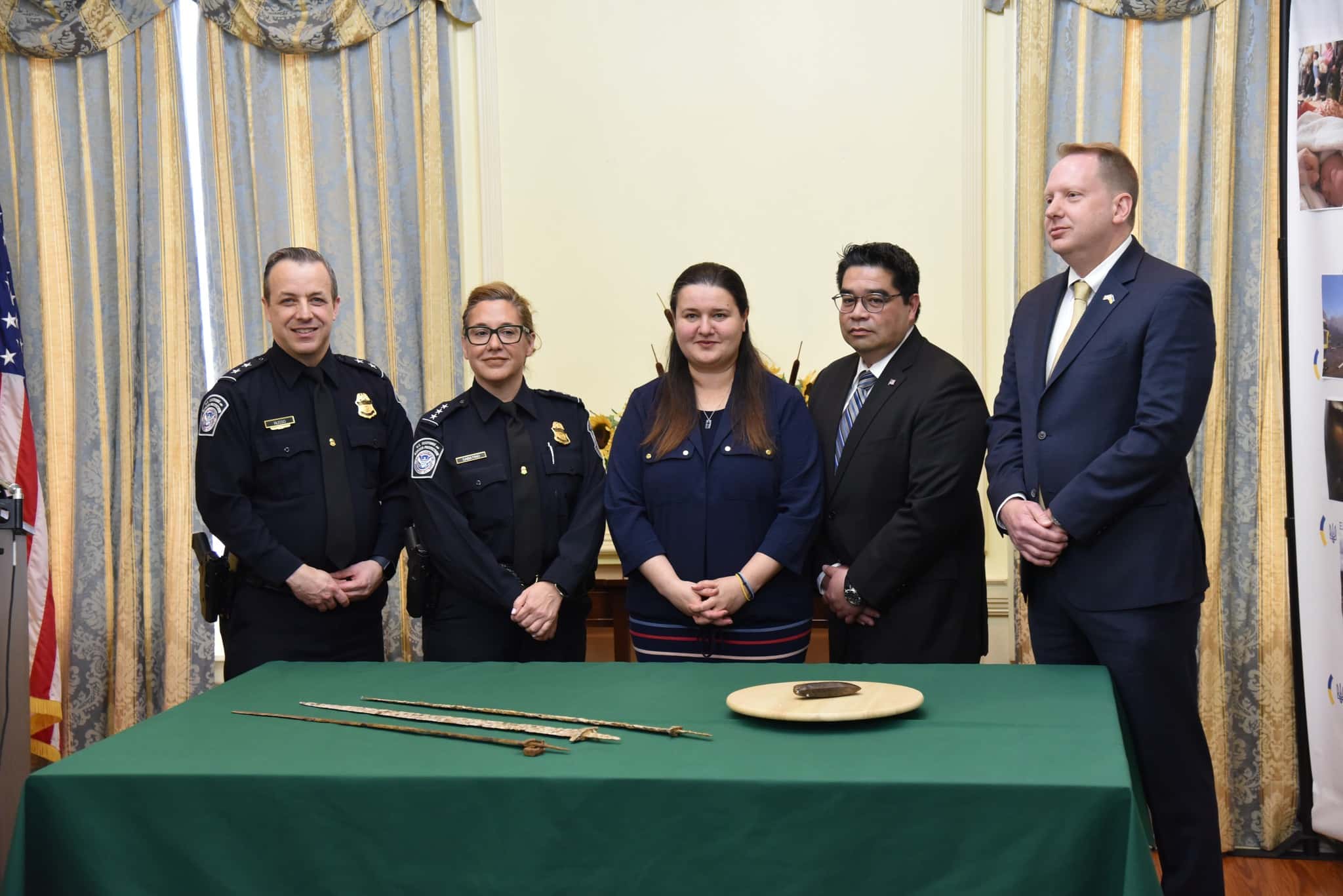 Американские власти передали Украине скифские мечи, похищенные с оккупированных территорий. Артефакты пытались незаконно ввезти в США