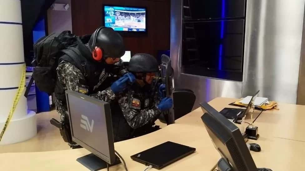 В Эквадоре журналисты получили по почте бомбы, замаскированные под USB-накопители