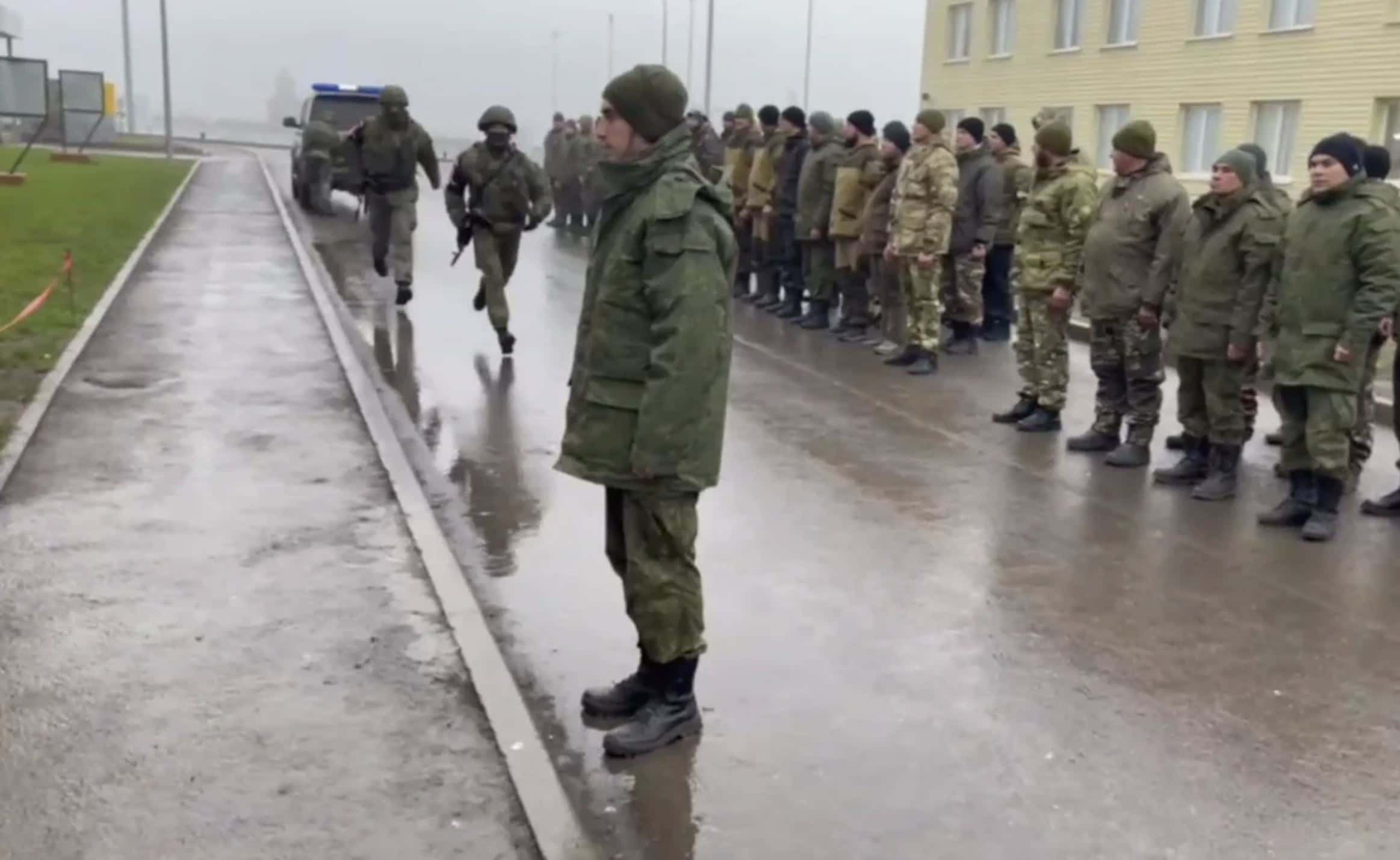 Двое мобилизованных, задержанных на плацу, получили по 3 года колонии за отказ воевать в Украине