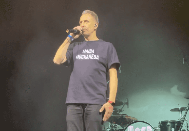 Лидер «Наива» рассказал на концерте в Москве о деле Маши Москалевой. Зал скандировал «Х*й войне» — видео