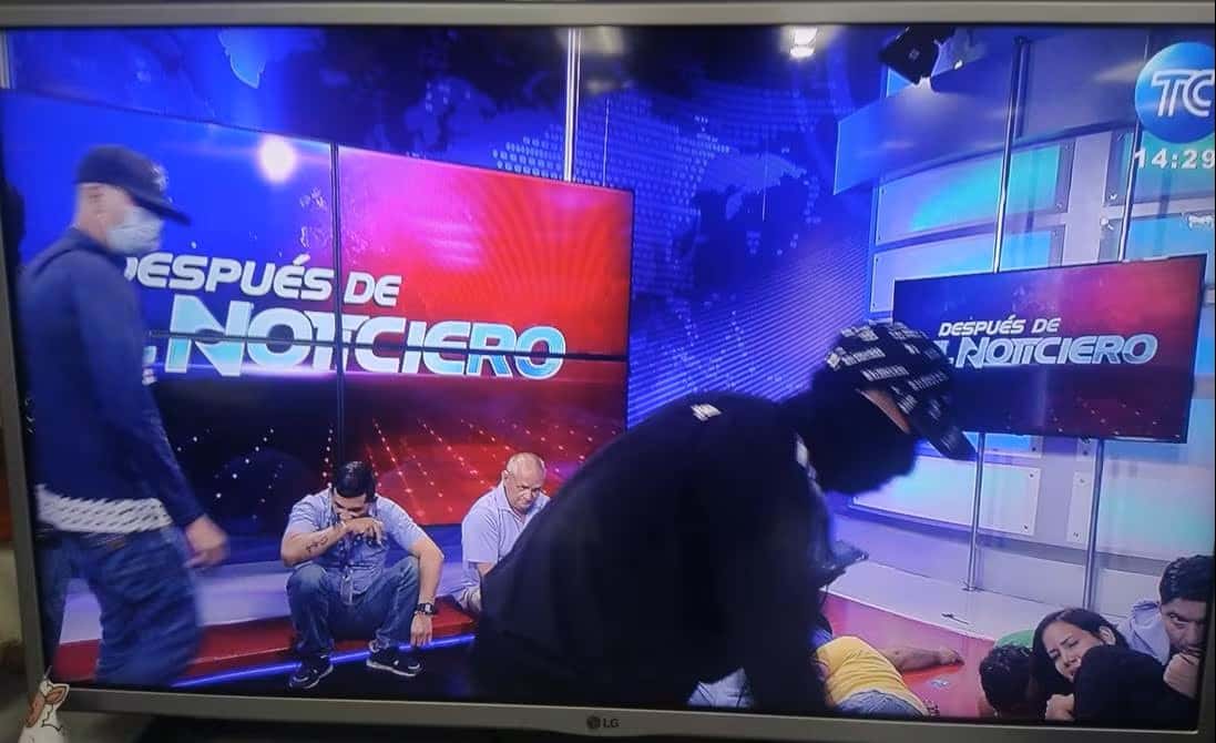 Полиция взяла штурмом студию эквадорского телеканала, где бандиты захватили заложников. 13 человек арестованы