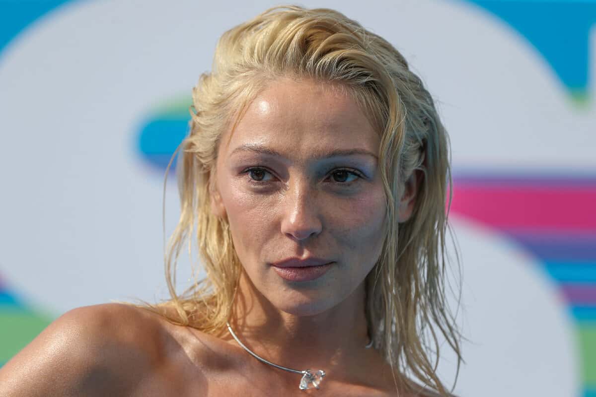 «Мы просто стояли, слушали войну. Впечатление на всю жизнь». Настя Ивлеева рассказала о поездке на Донбасс