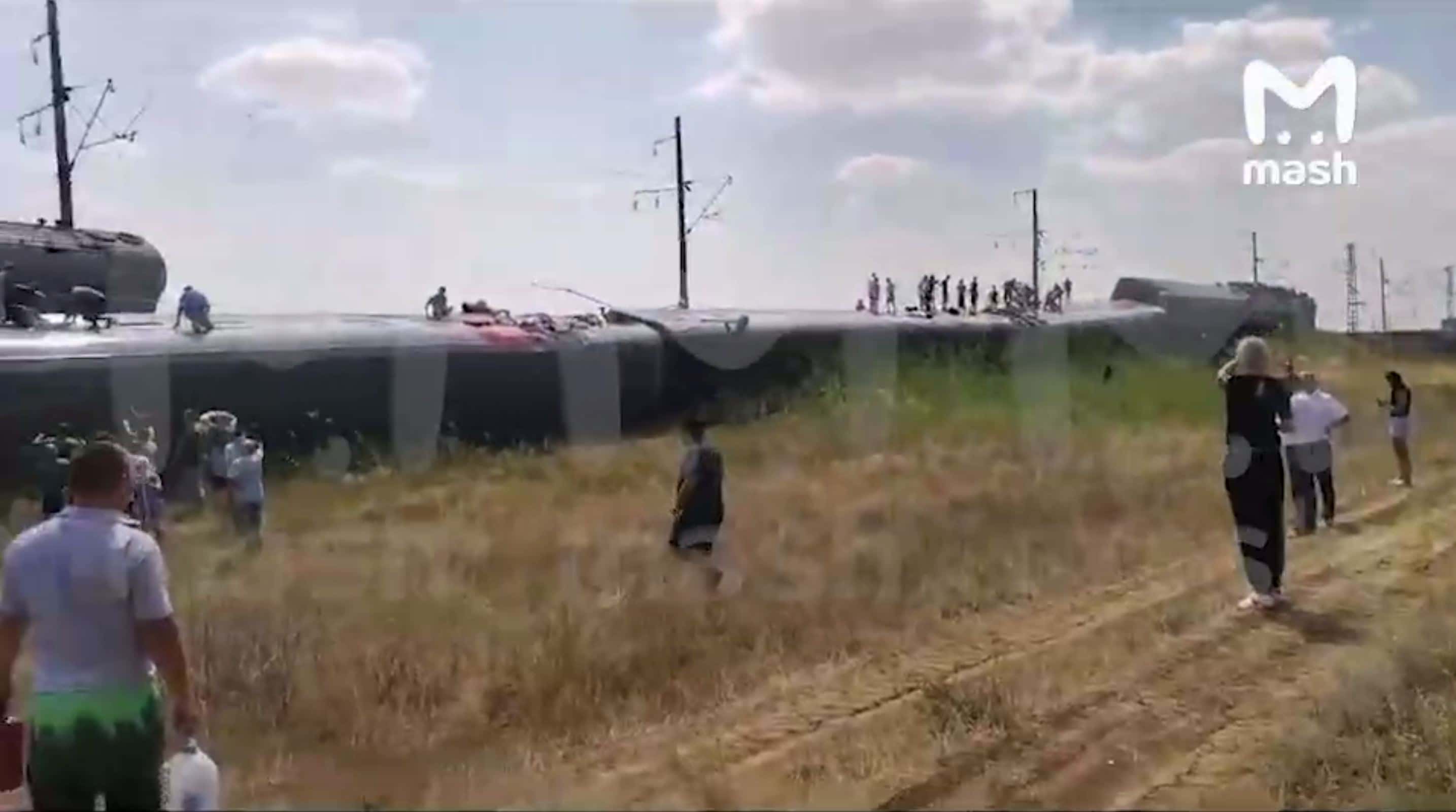 Вагоны пассажирского поезда «Казань — Адлер» сошли с рельсов в Волгоградской области — видео