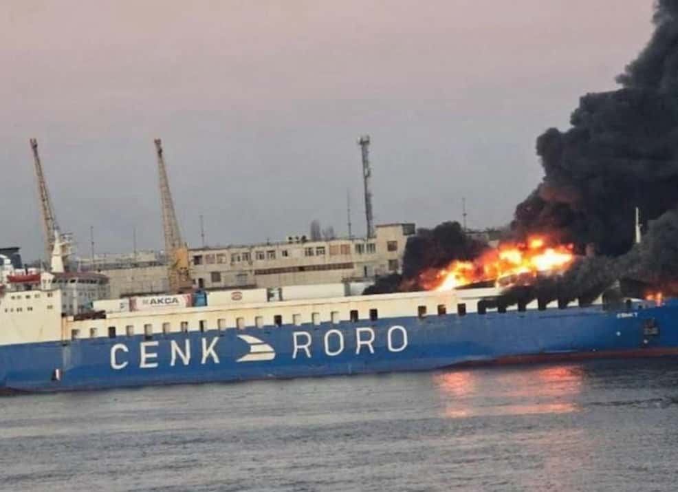 В Одессе после ракетного удара загорелось турецкое грузовое судно CENK T